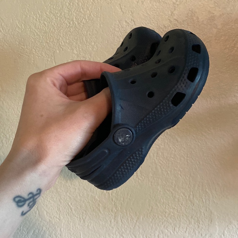 toddler navy blue crocs size 8